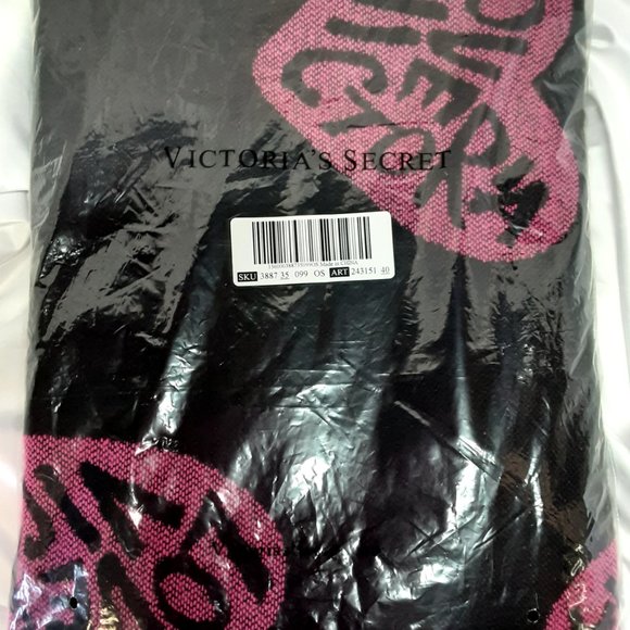 'VICTORIA'S SECRET' LOGO REVERSIBLE THROW BLANKET FUCHSIA/BLACK FRINGE END - Picture 6 of 13